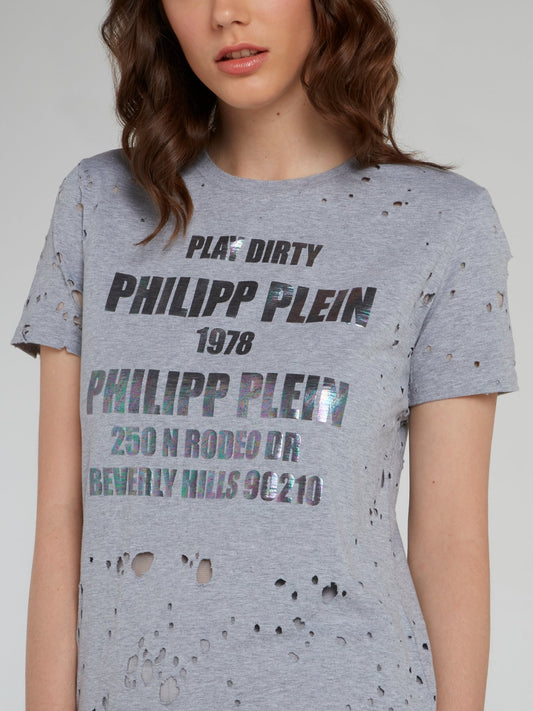 Серая футболка с рваной отделкой и надписью