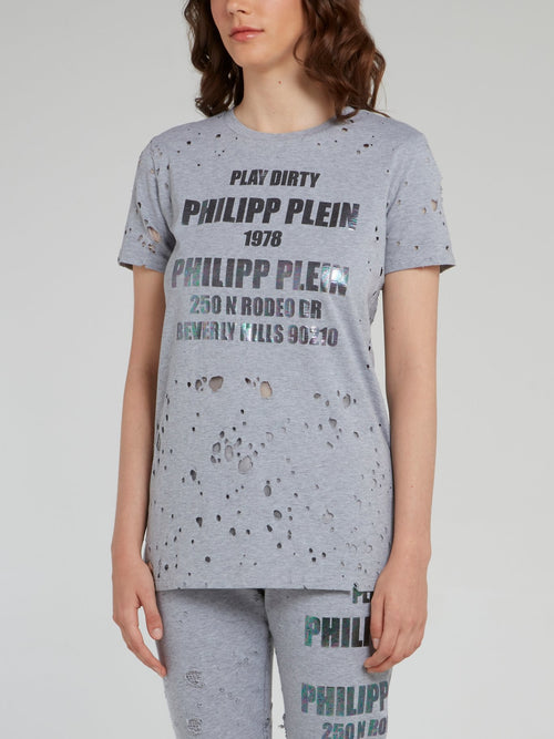 Серая футболка с рваной отделкой и надписью