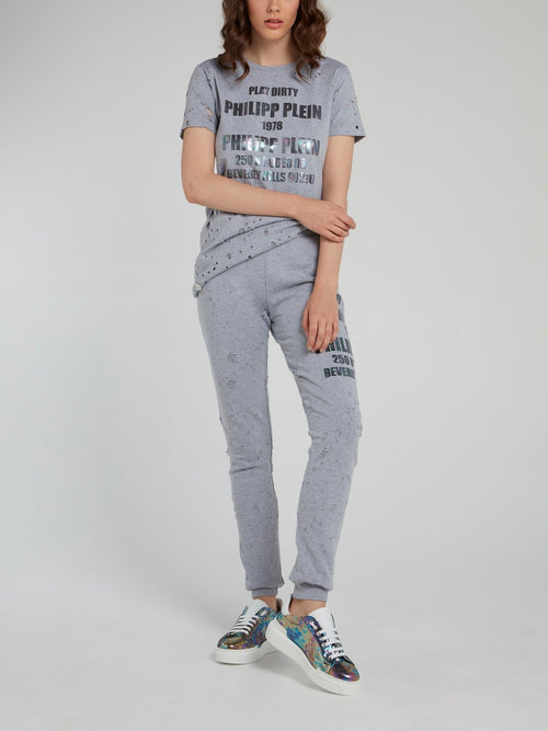 Серая футболка с рваной отделкой и надписью