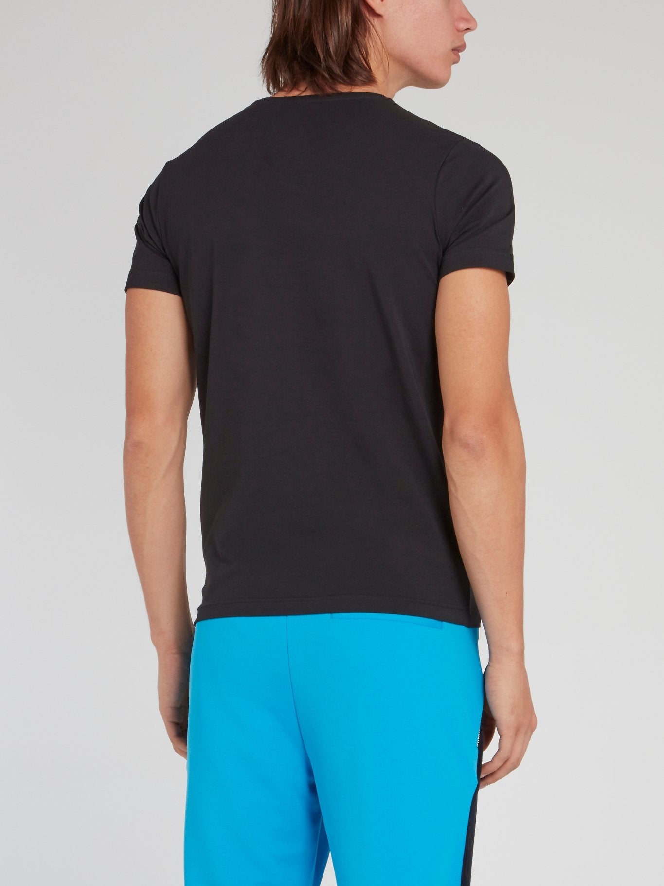 Черная футболка с круглым вырезом и логотипом