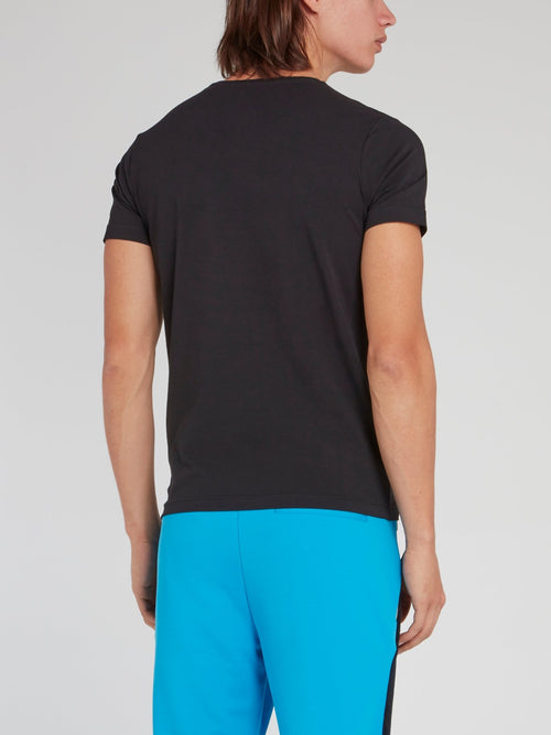 Черная футболка с круглым вырезом и логотипом