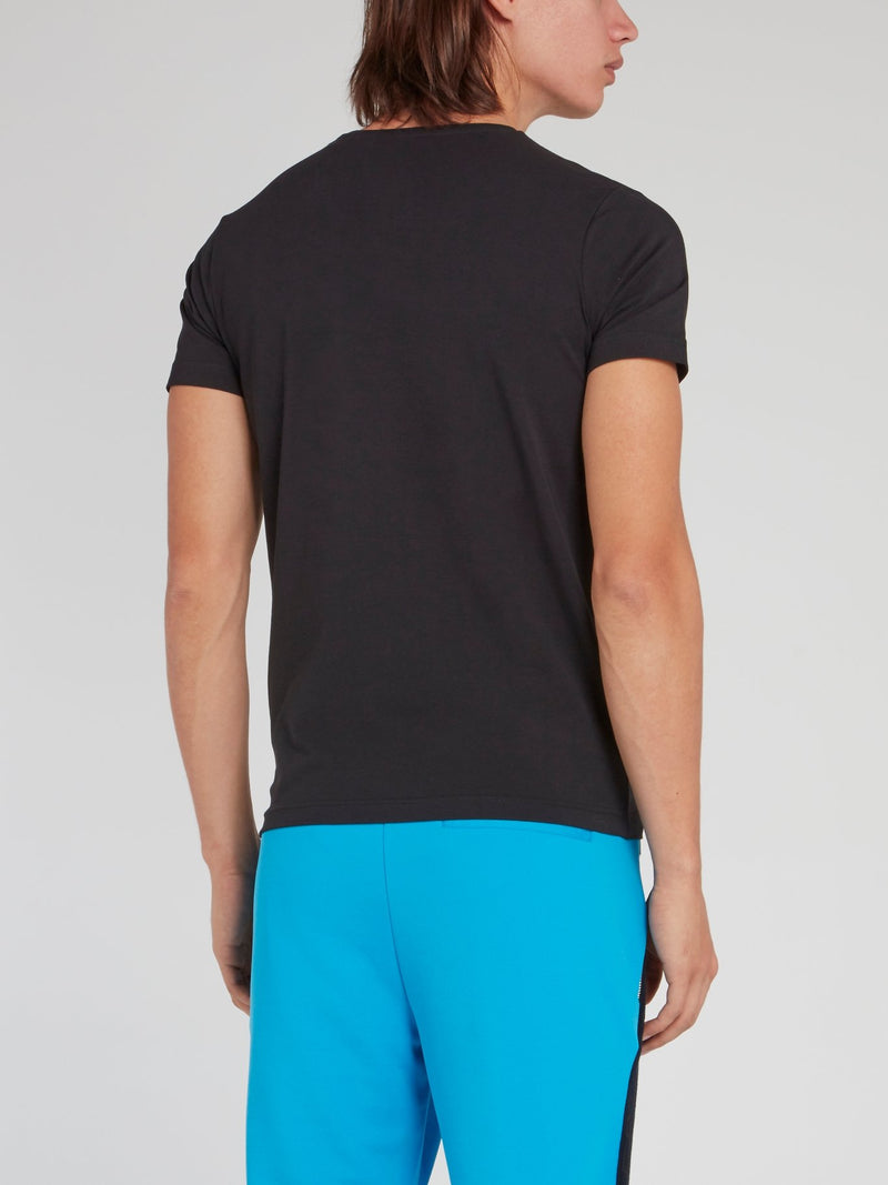 Черная футболка с круглым вырезом и логотипом