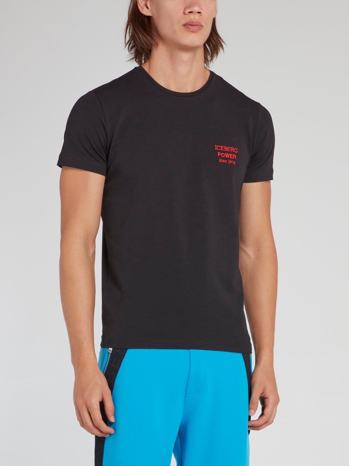 Черная футболка с круглым вырезом и логотипом