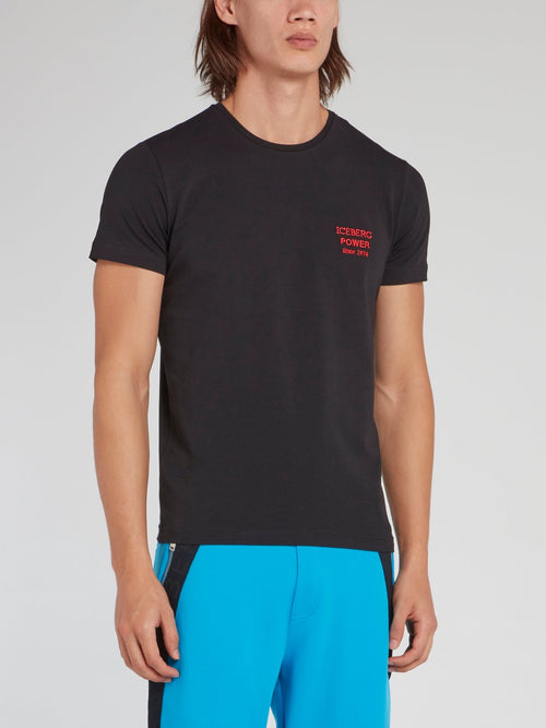 Черная футболка с круглым вырезом и логотипом