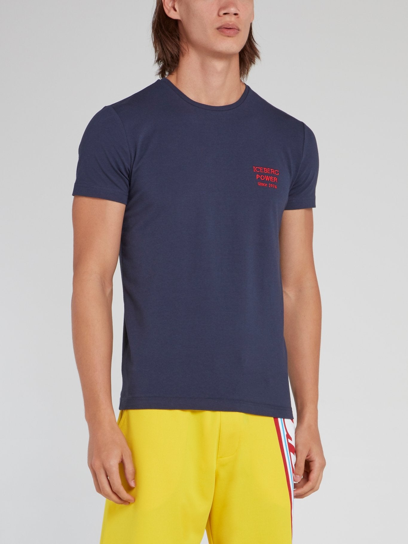 Темно-синяя футболка с круглым вырезом и вышитым логотипом