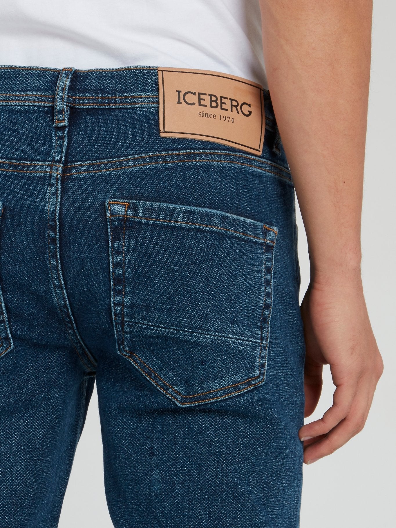 Темно-синие классические джинсы