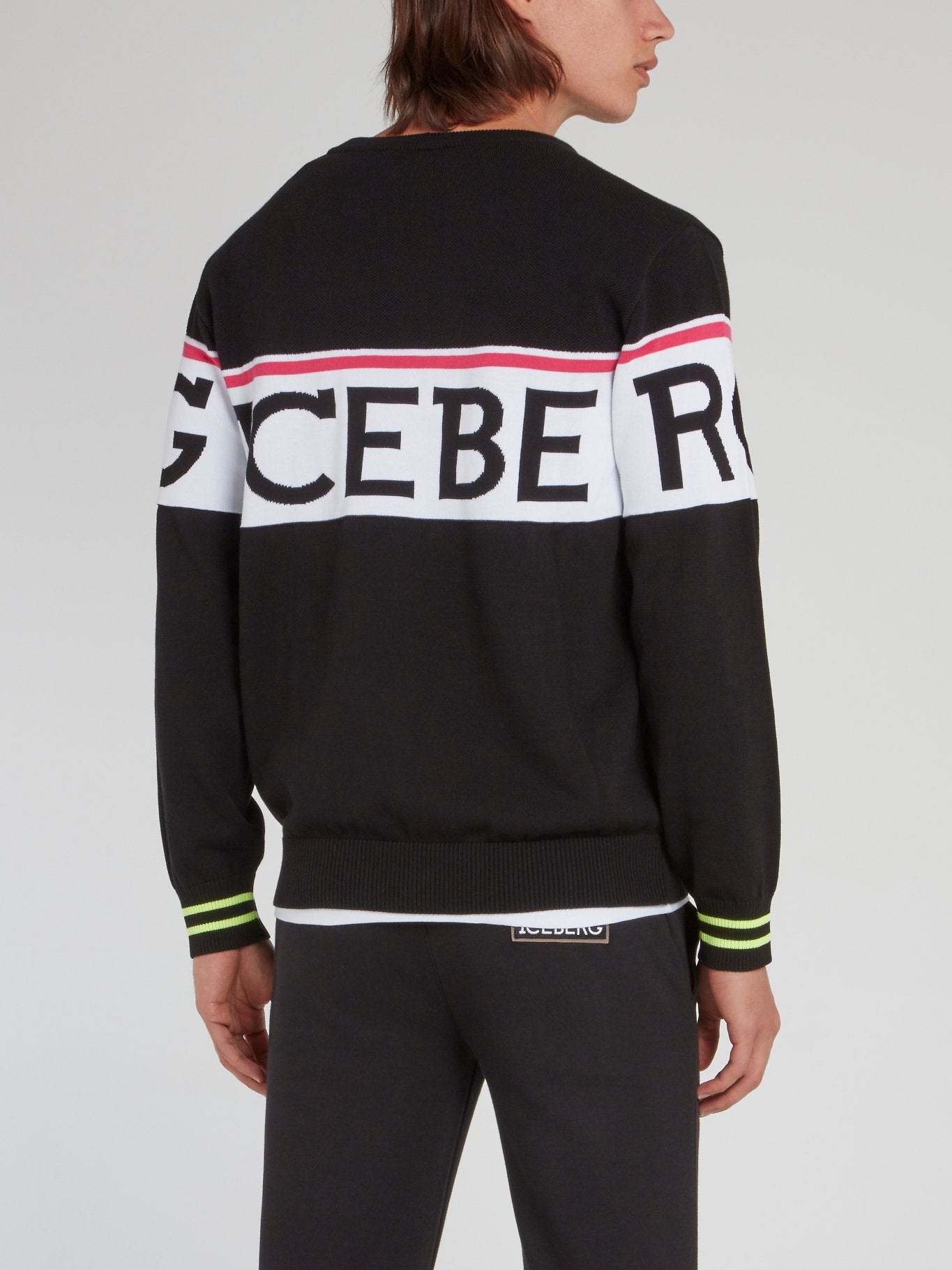 Черный вязаный свитер с круглым вырезом и логотипом