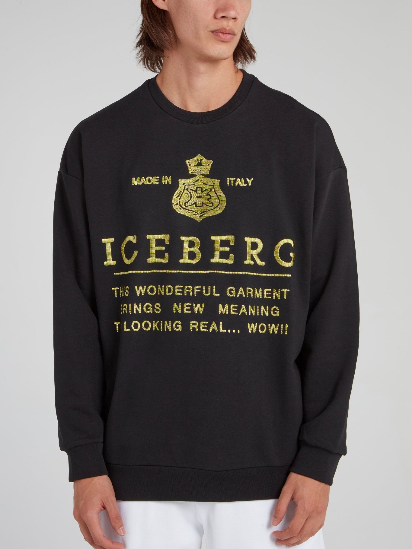 Черный свитшот с вышитым желтым логотипом