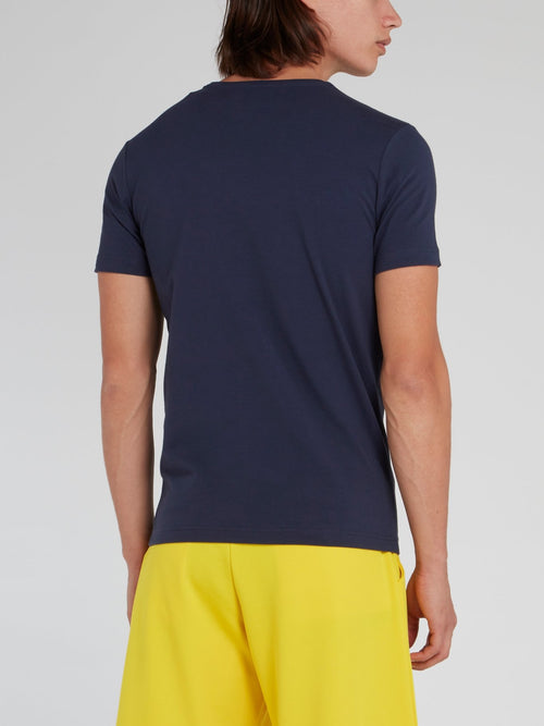 Темно-синяя футболка с круглым вырезом и логотипом