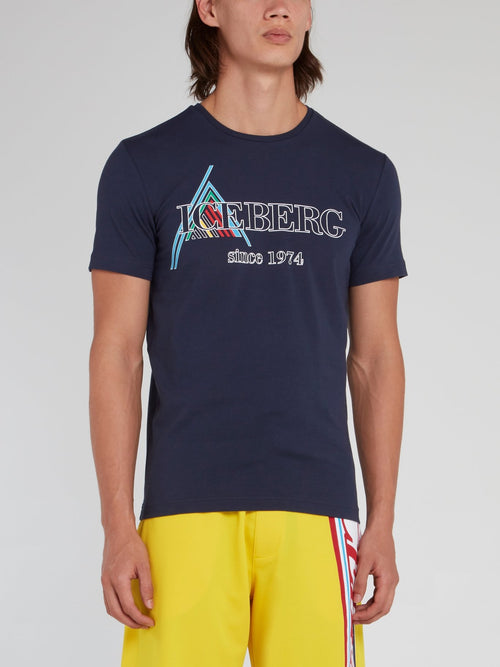 Темно-синяя футболка с круглым вырезом и логотипом