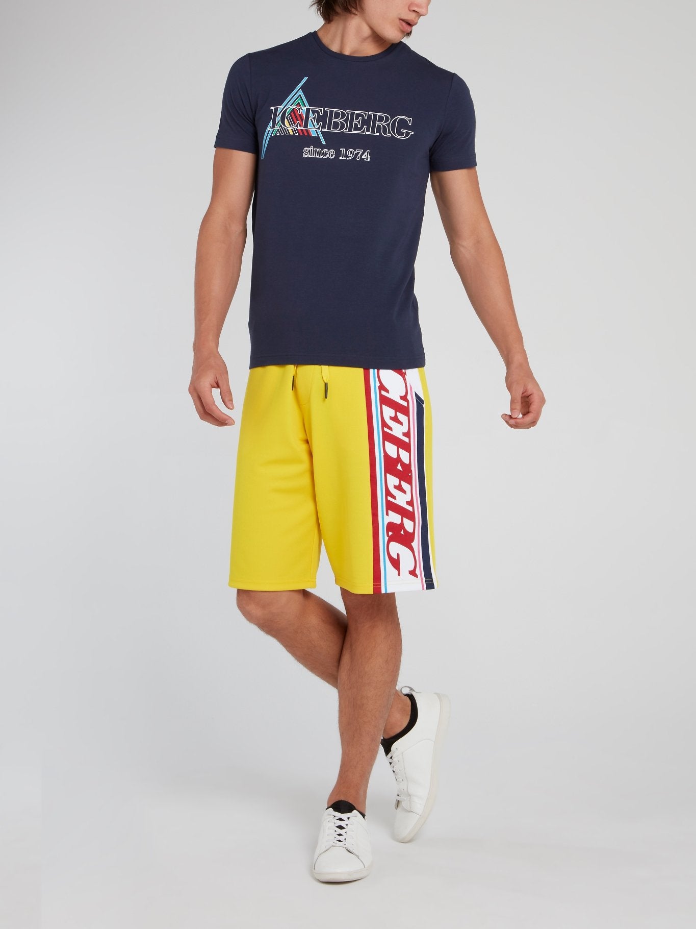 Темно-синяя футболка с круглым вырезом и логотипом