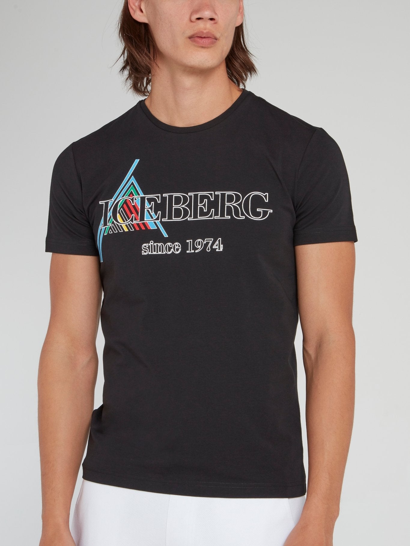 Черная футболка с круглым вырезом и логотипом