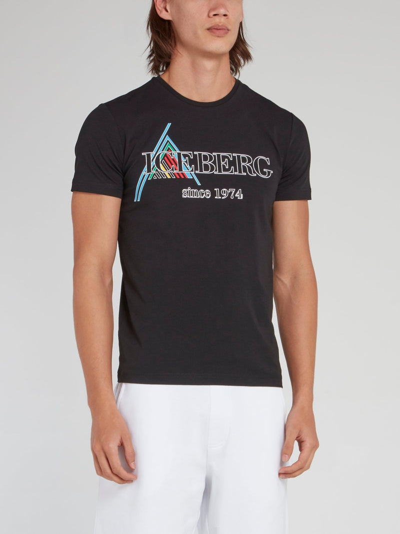 Черная футболка с круглым вырезом и логотипом