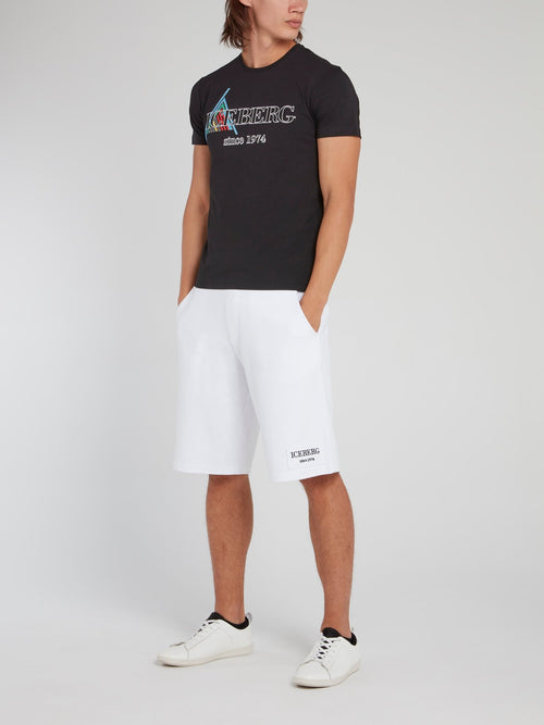 Черная футболка с круглым вырезом и логотипом