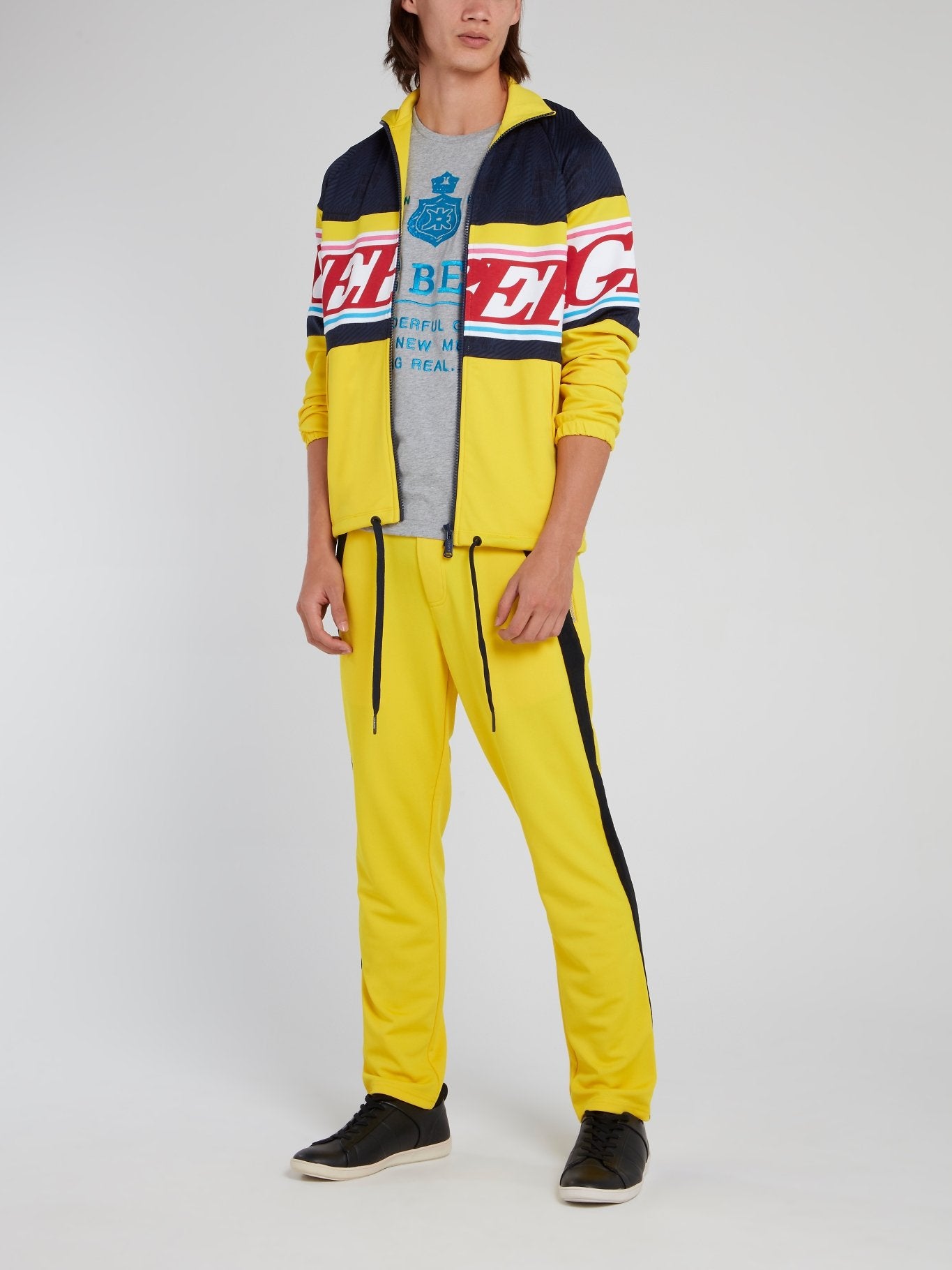 Серая хлопковая футболка с вышитым голубым логотипом