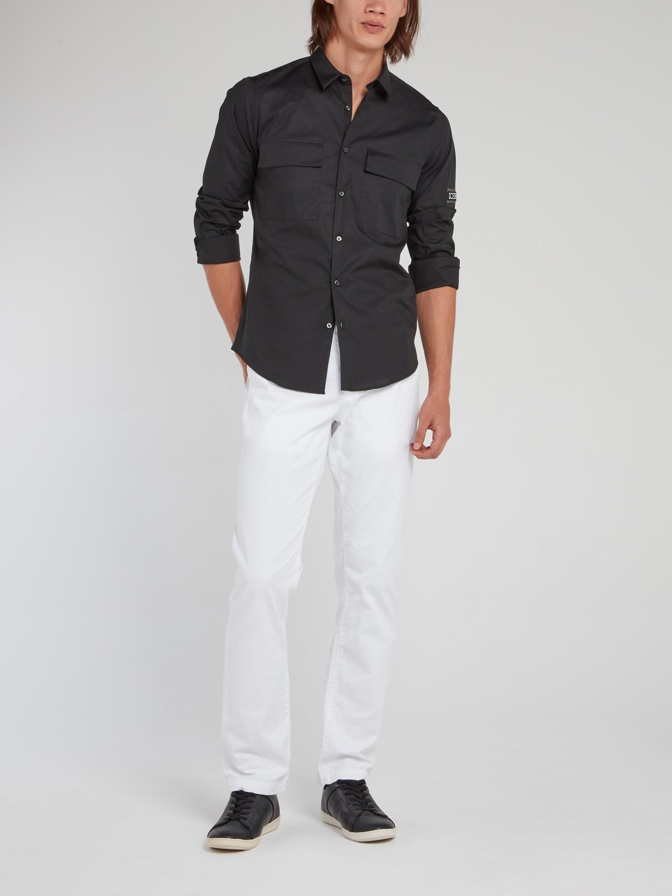 Черная рубашка с длинными рукавами и логотипом на спине