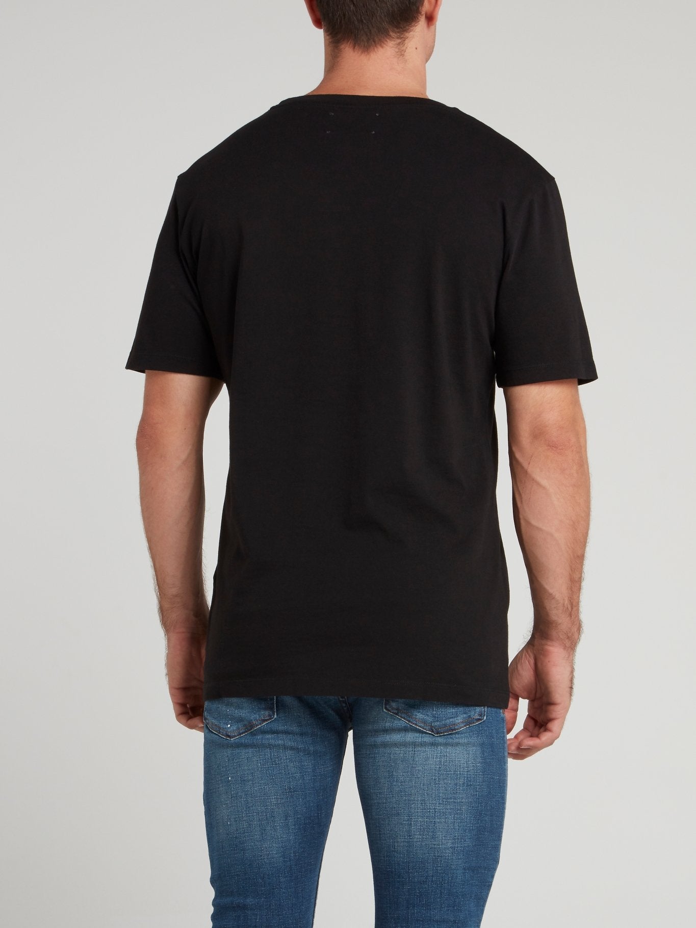 Черная футболка с круглым вырезом и логотипом