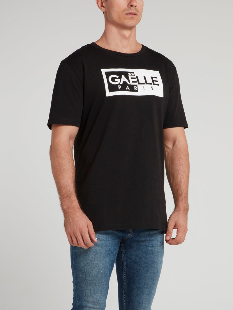 Черная футболка с круглым вырезом и логотипом