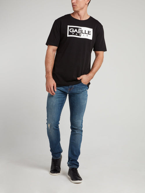 Черная футболка с круглым вырезом и логотипом