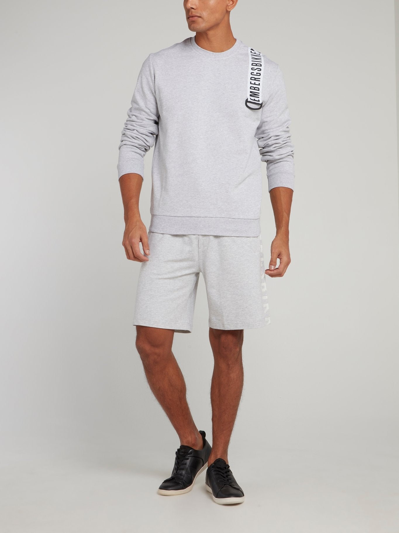 Серые шорты со шнурком и логотипом