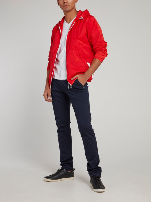 Красная куртка с капюшоном и логотипом