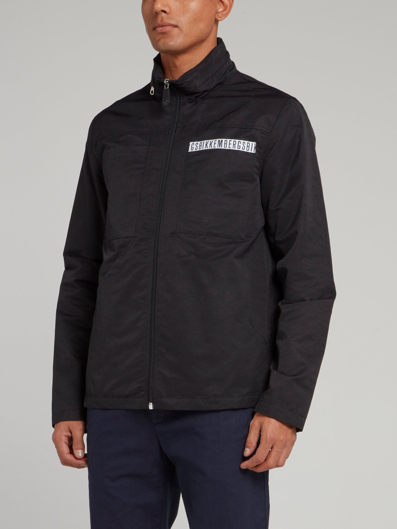 Черная куртка на молнии с логотипом 