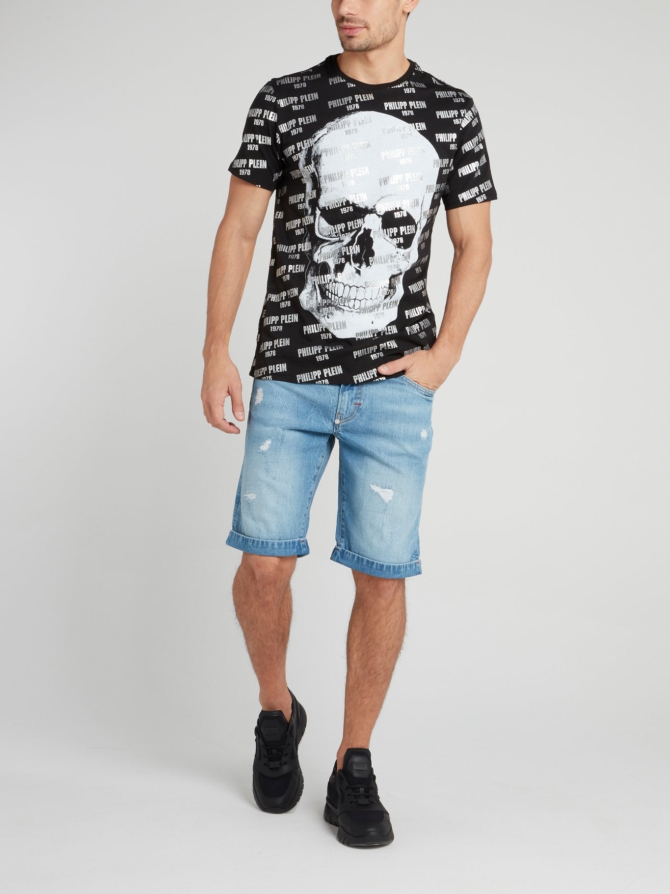 Синие джинсовые шорты с рваной отделкой