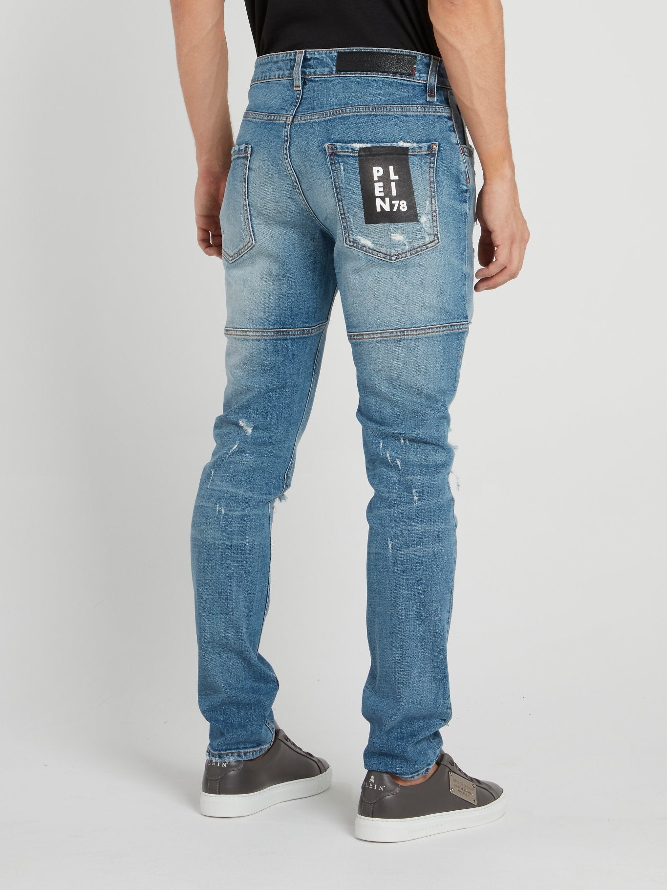 Синие джинсы с рваной отделкой