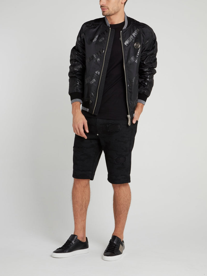 Черные джинсовые шорты с камуфляжным принтом и заплатками