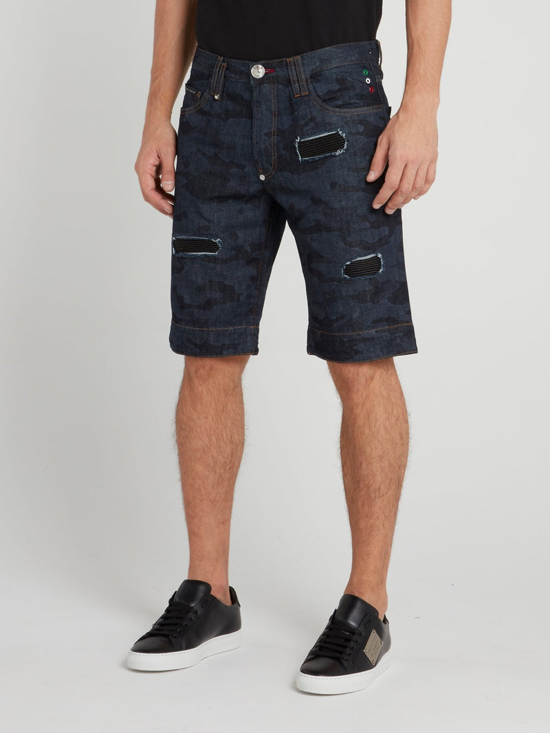 Темно-синие джинсовые шорты с камуфляжным принтом и заплатками