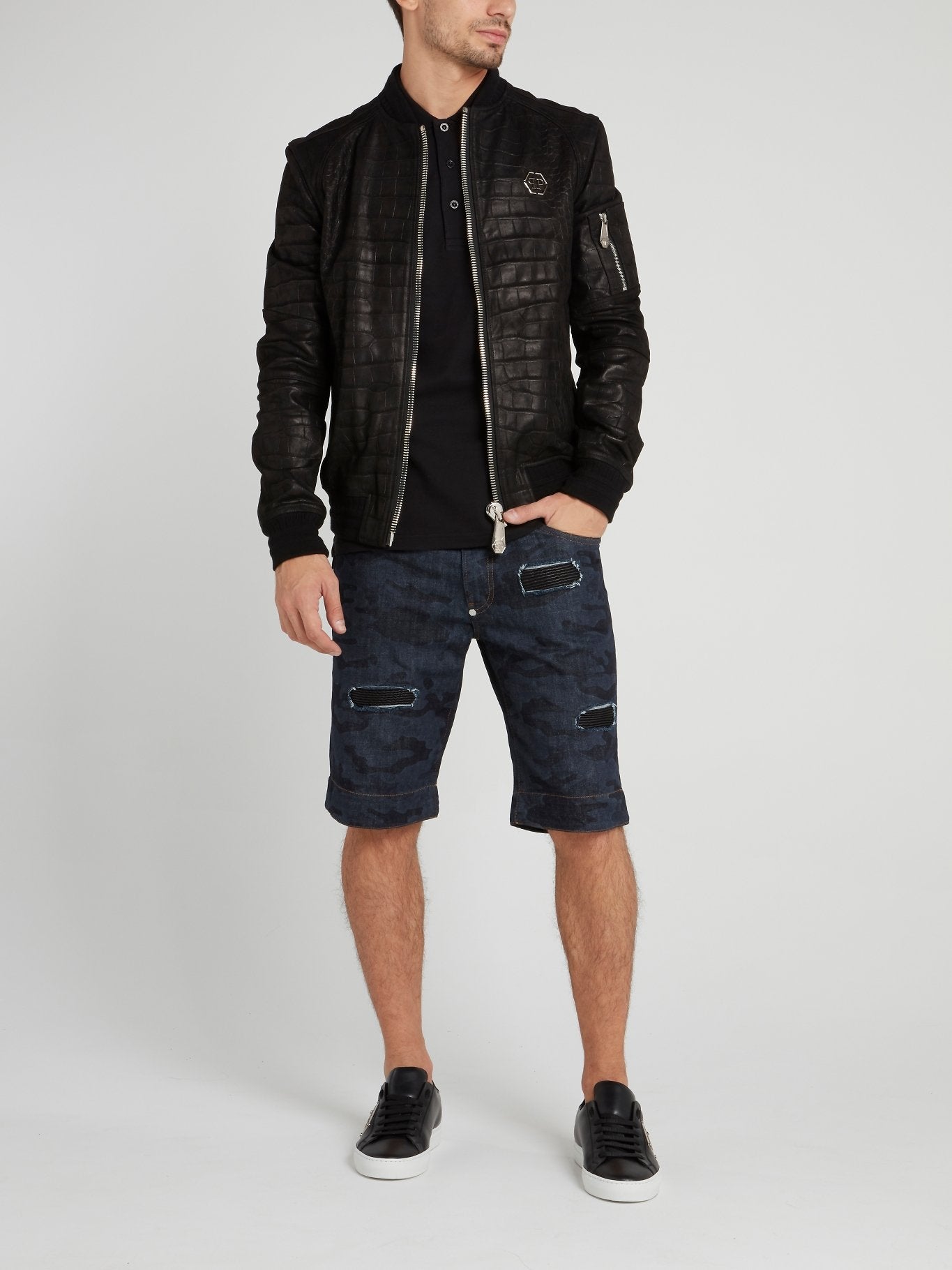 Темно-синие джинсовые шорты с камуфляжным принтом и заплатками