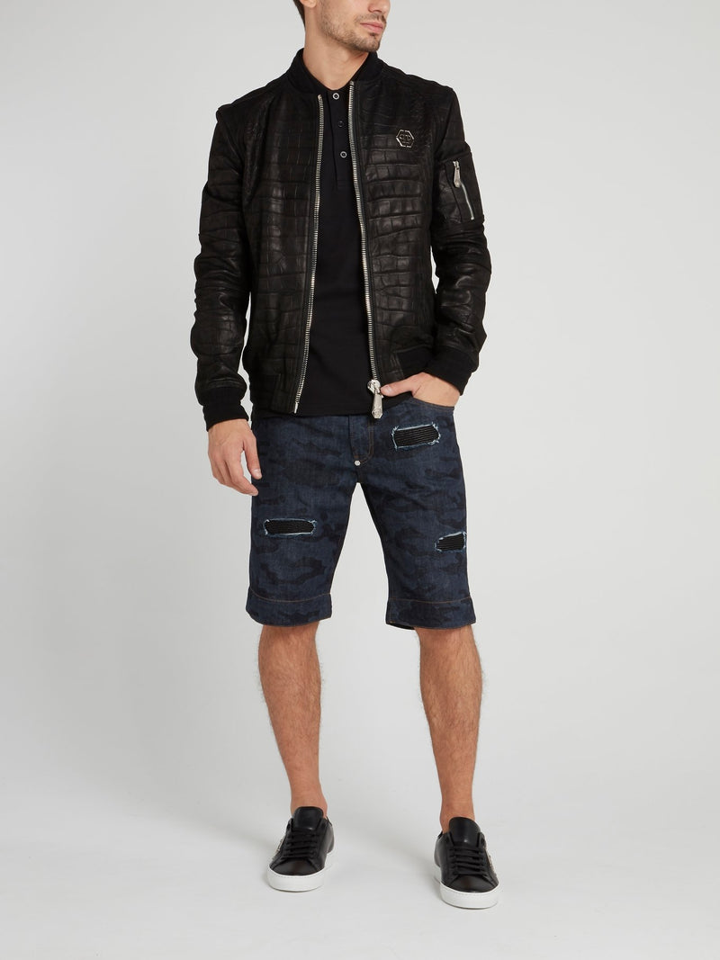 Темно-синие джинсовые шорты с камуфляжным принтом и заплатками