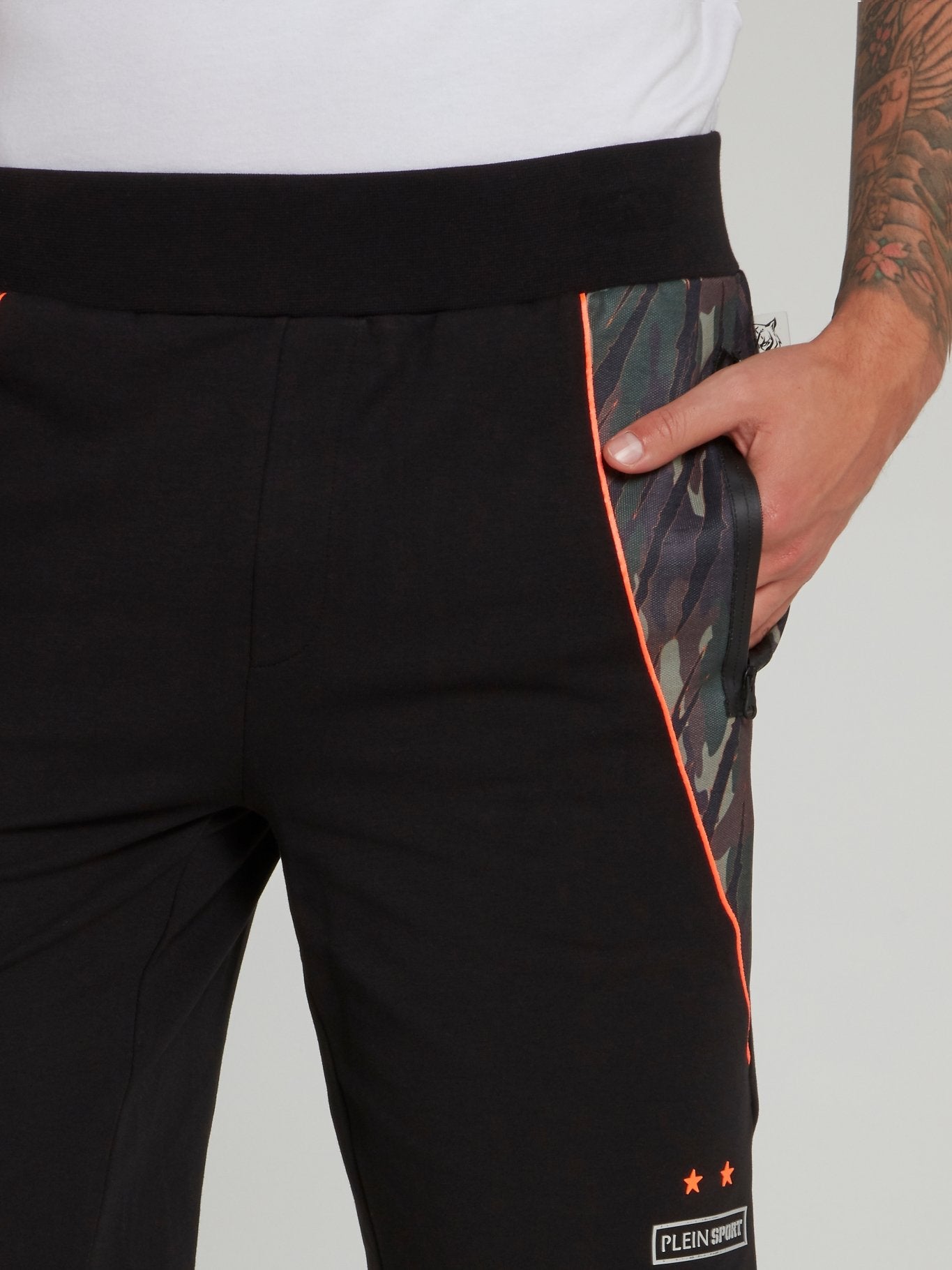 Спортивные шорты со вставками камуфляжного принта