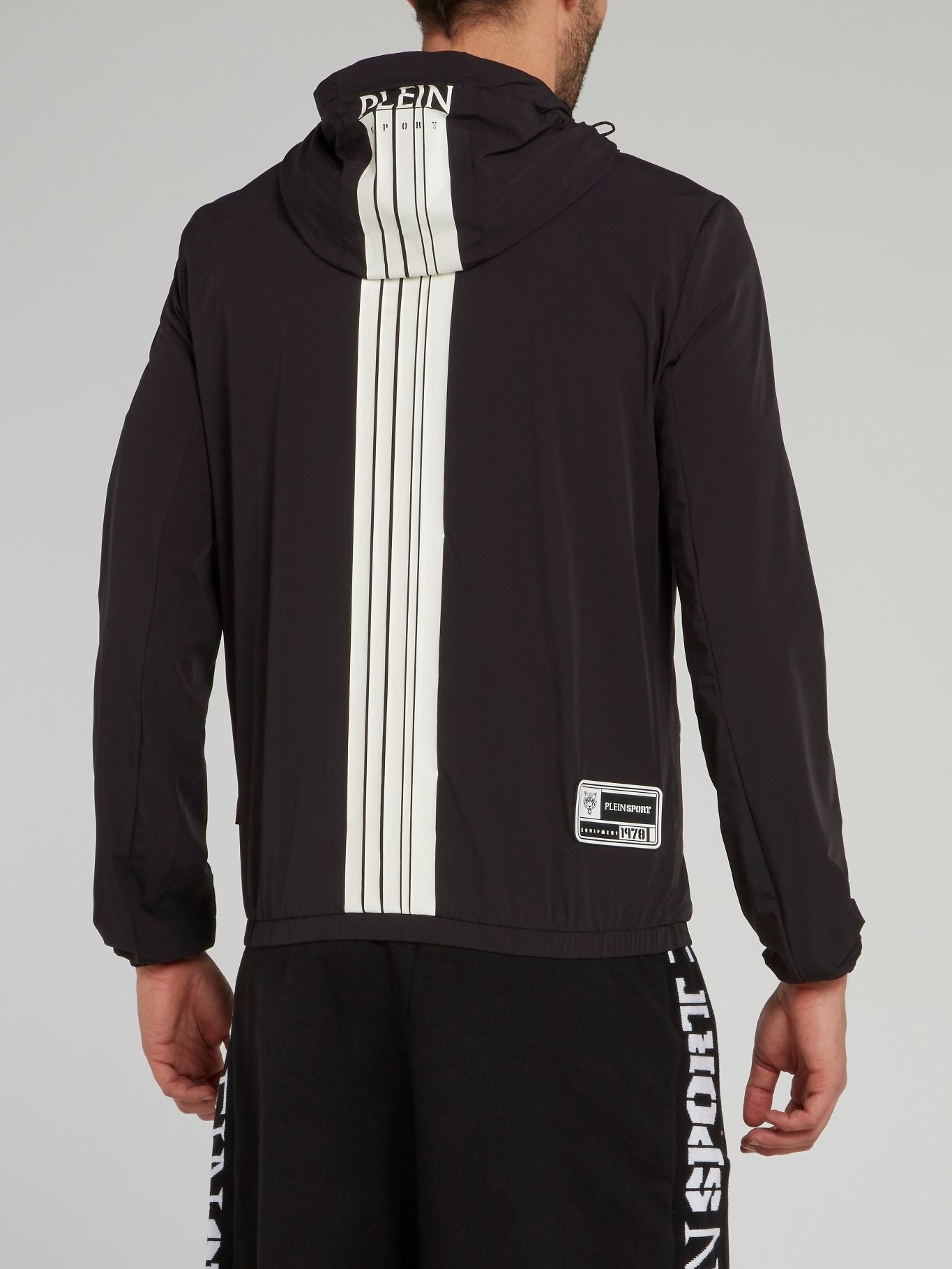 Черная куртка с капюшоном и логотипом