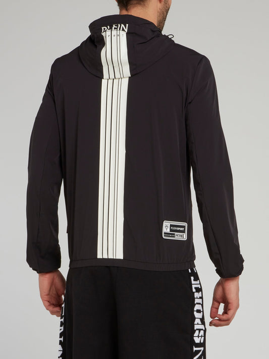 Черная куртка с капюшоном и логотипом