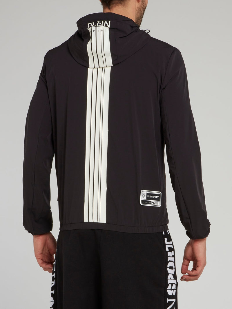 Черная куртка с капюшоном и логотипом