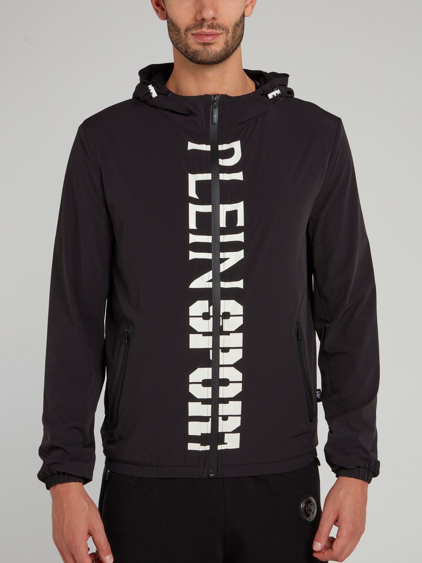 Черная куртка с капюшоном и логотипом