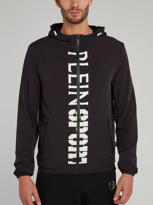 Черная куртка с капюшоном и логотипом