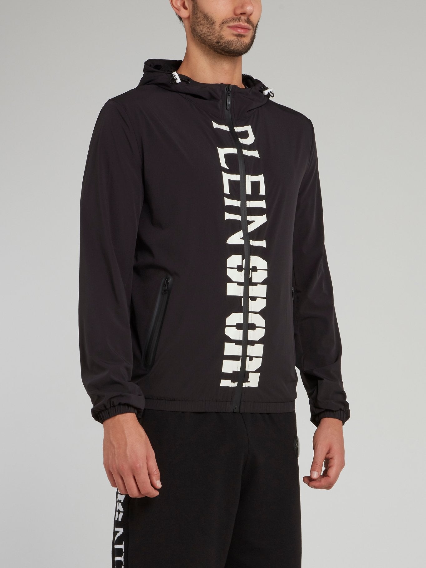 Черная куртка с капюшоном и логотипом