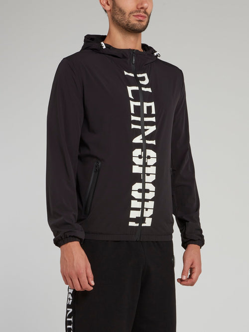 Черная куртка с капюшоном и логотипом