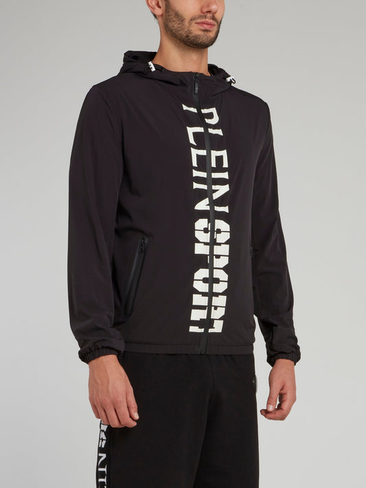 Черная куртка с капюшоном и логотипом
