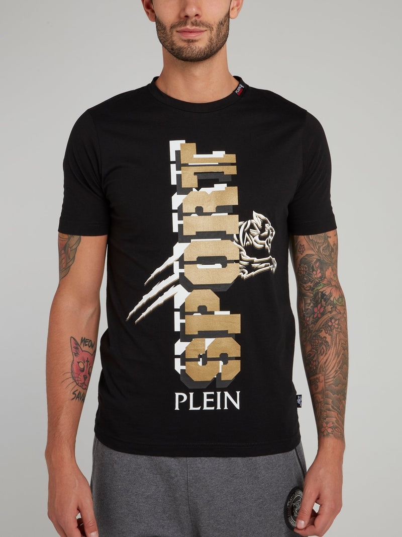 Черная футболка с вертикальным логотипом