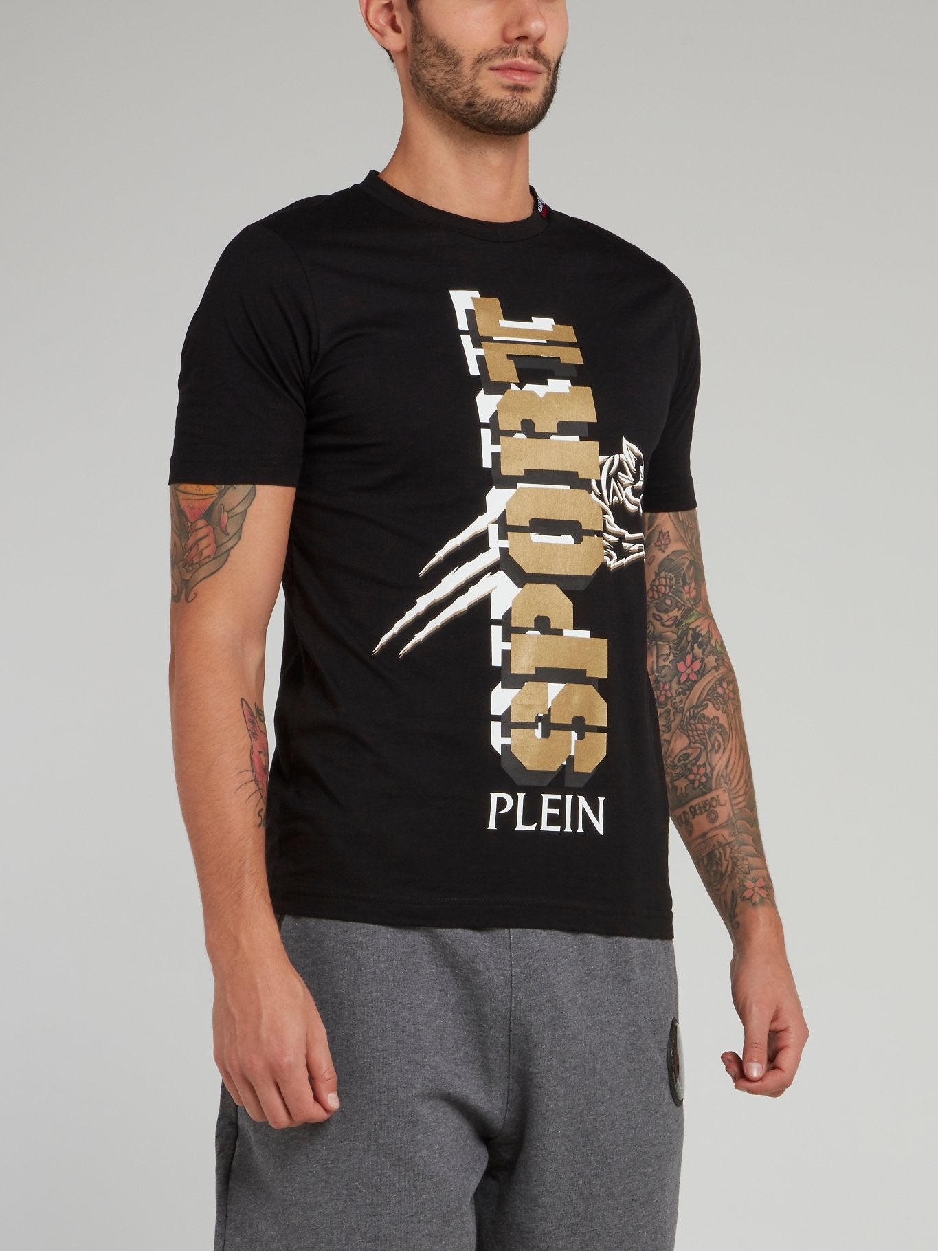 Черная футболка с вертикальным логотипом