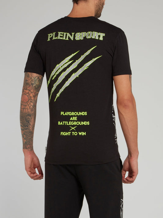 Черная футболка с вертикальным логотипом