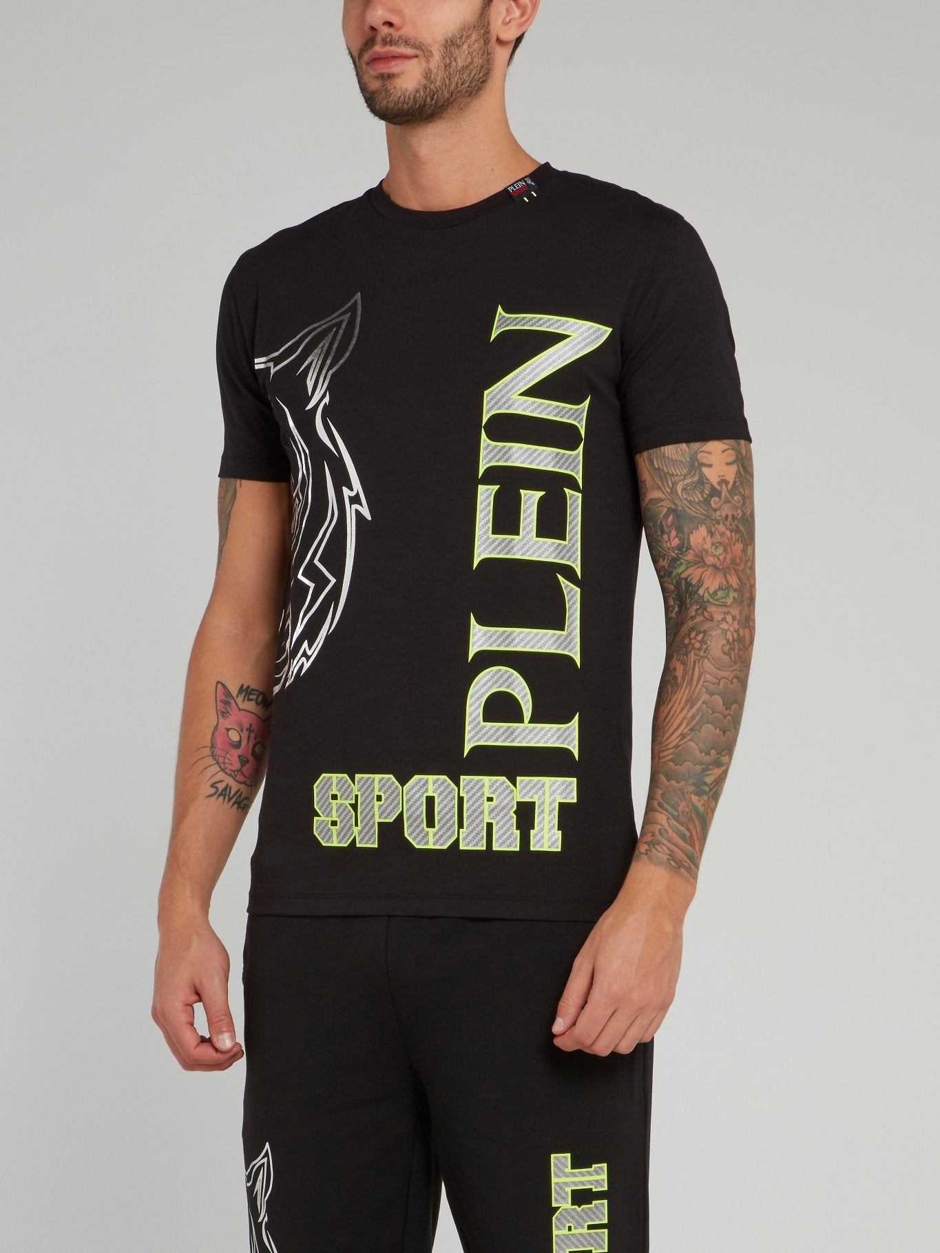 Черная футболка с вертикальным логотипом