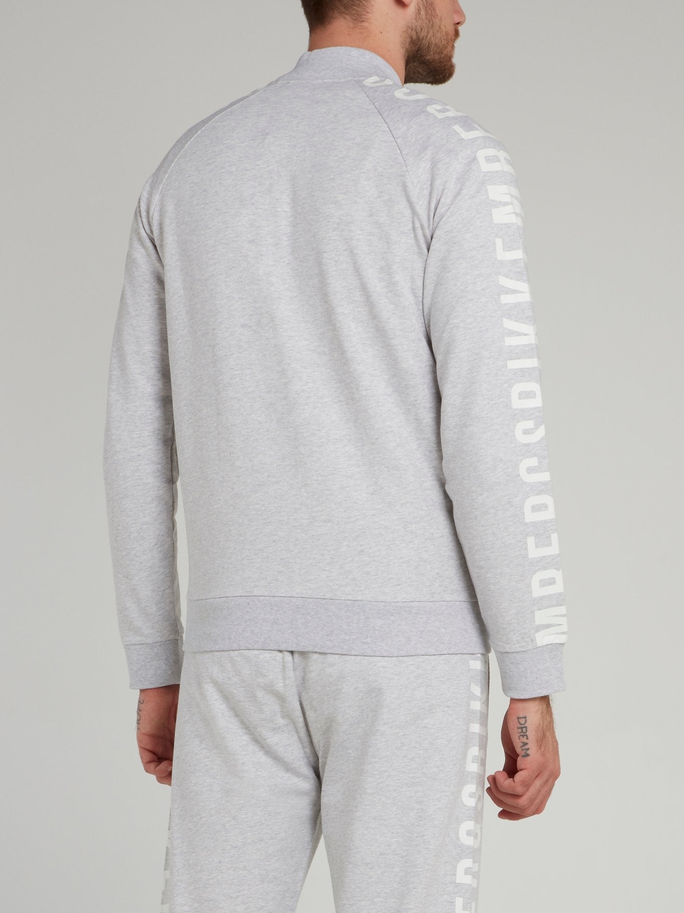 Серая куртка с логотипом на рукавах