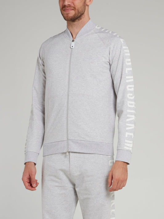 Серая куртка с логотипом на рукавах