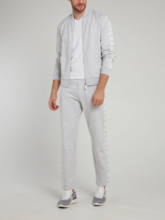 Серая куртка с логотипом на рукавах