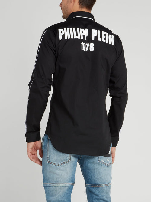 Черная рубашка с логотипом на спине и полосками на рукавах