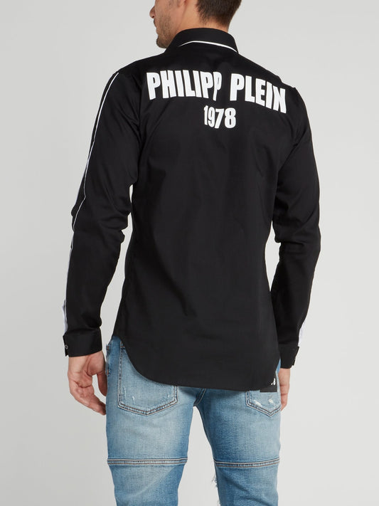 Черная рубашка с логотипом на спине и полосками на рукавах